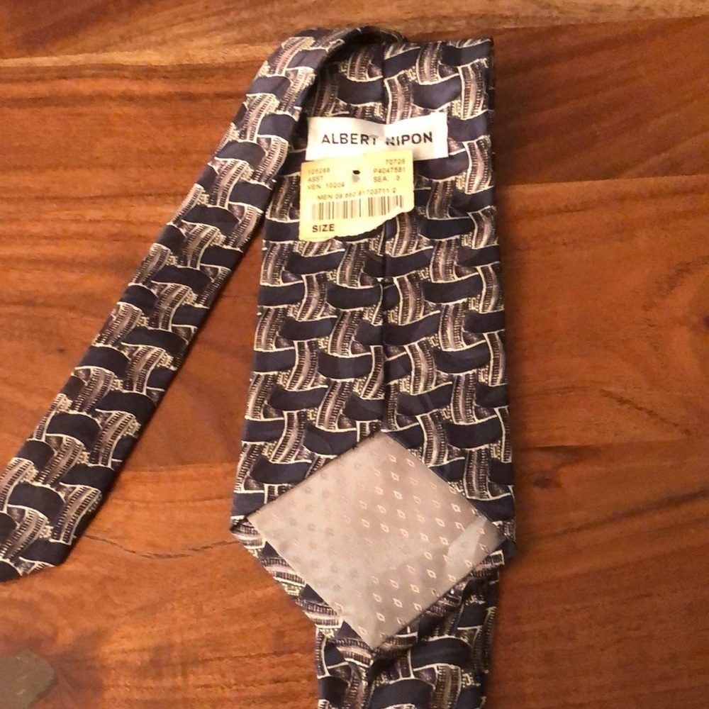 VINTAGE NWT ALBERT NIPON 100% SILK TIE